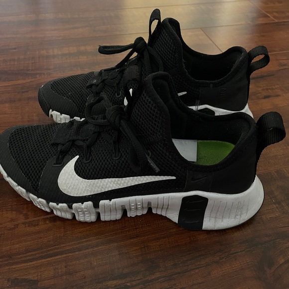 Nike Shoes - Nike Metcon Free 3 women’s size 8